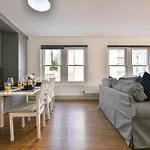 Modern 2 Bed Central City Flat With Free Parking